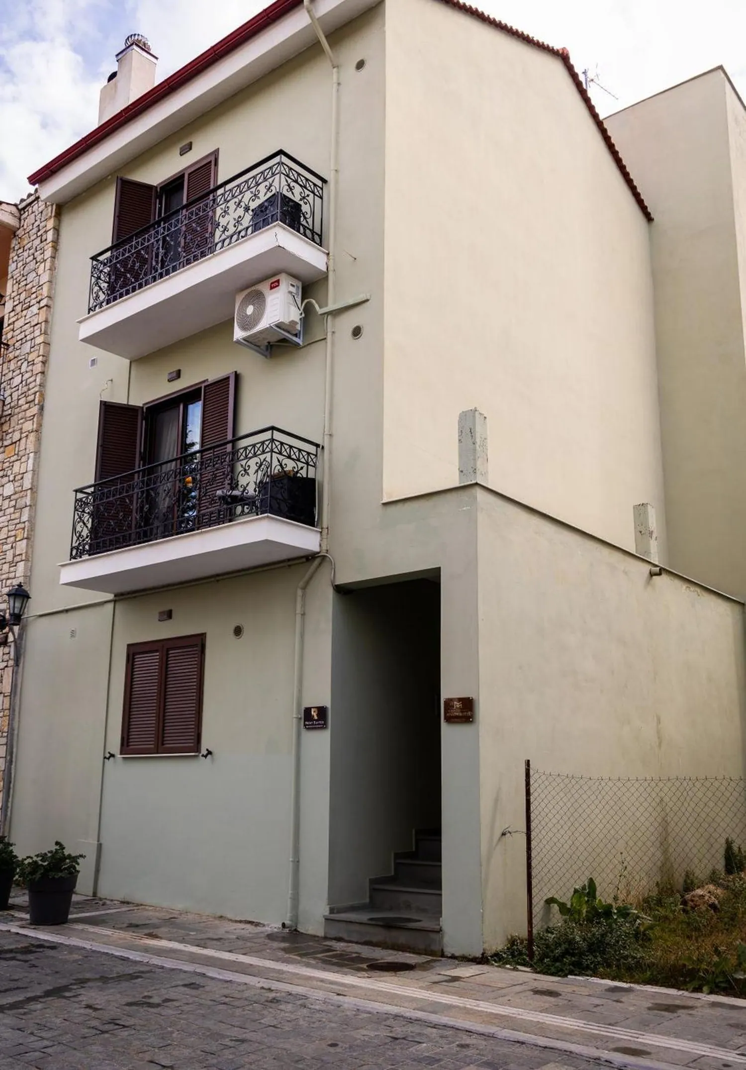 Το κτίριο με τα διαμερίσματα στον πεζόδρομο